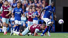 Zálo�ník Tomá� Sou�ek z West Hamu padá p�ed Axelem Tuanzebem z Ipswiche.