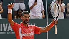 Novak Djokovi se raduje z vítzství ve finále turnaje v enev.