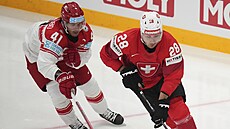 výcarský útoník Timo Meier (vpravo) a Jesper Aabo z Dánska