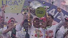 Fotbalisté Slavie slaví mistrovský titul.