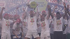 Fotbalisté Slavie slaví mistrovský titul.