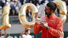 Novak Djokovi� slaví v �enev� zisk stého turnajového titulu.