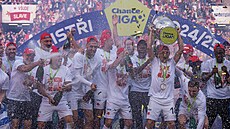 Fotbalisté Slavie slaví zisk mistrovského titulu.