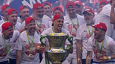 Fotbalisté Slavie slaví zisk mistrovského titulu.