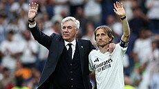 Trenér Carlo Ancelotti a záloník Luka Modri se louí s Realem Madrid.