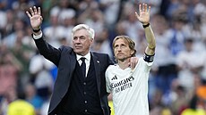 Trenér Carlo Ancelotti a záloník Luka Modri se louí s Realem Madrid.