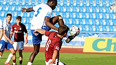 Ostravský Roan Nogha pedskoil Jakuba Tonara ze Sparty a dal vítzný gól v...
