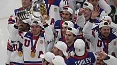 Ameri�tí hokejisté slaví s pohárem vít�zství na mistrovství sv�ta.