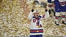 Americký obránce Brady Skjei slaví titul mistr� sv�ta.