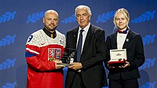 eský bývalý útoník David Výborný pebírá ocenní od Luca Tardifa, vstupuje do...