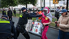 Protest proti pevozu zbraní do Izraele pes nizozemský Rotterdam vyústil v...
