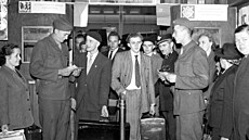 Vojáci a dstojníci konající slubu podávali ochotn nastupujícím novákm...