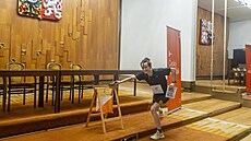 Orienta�ní b�ci závodí v prostorách Poslanecké sn�movny.