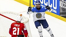 Kevin Fiala sleduje slavícího Arkadije estakova, který zasunul puk do...
