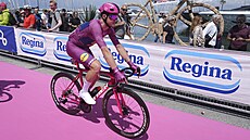 Mads Pedersen pijídí na start 11. etapy Gira.