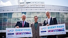 Pedseda NSA Ondej ebek, generální sekretá KS Karel Oubrecht a pedseda OV...