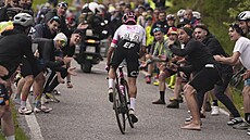 Richard Carapaz odjí�dí soupe��m ve stoupání na Mortirolo.