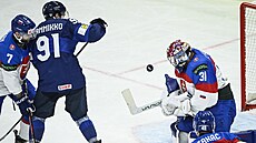 Slovenský gólman Samuel Hlavaj zasahuje proti finské stele.