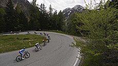 Únik sjí�dí do údolí v 17. etap� Gira.