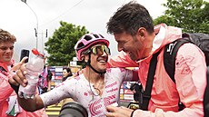 Richard Carapaz slaví se lenem svého týmu EF vítzství v 11. etap Gira.