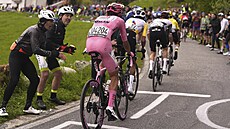 Isaac del Toro a Egan Bernal zaostávají za svými soupe�i poté, co na svazích...