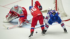 Logan Cooley a Jakub Krejík bojují o puk ped eskou bránou Karla Vejmelky.