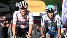 Juan Ayuso (vlevo) dokonuje 16. etapu Gira, ve které ztratil nadje na celkové...