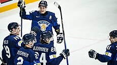 Waltteri Merela (19) slaví se spoluhrái druhý finský gól proti Slovensku.