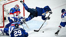 Finský obránce Jesper Mattila se ítí k zemi ped slovenskou bránou Samuela...