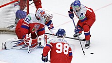 Jakub Flek zpracovává puk ped eskou bránou Karla Vejmelky.