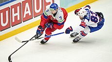 David �pa�ek prchá s pukem p�ed americkým úto�níkem Conorem Garlandem.