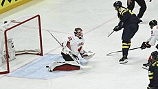 Elias Lindholm pekonává kanadského brankáe Jordana Binningtona.