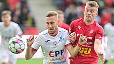 Pardubický Jan Kalabika (vlevo) v souboji o mí v utkání s Chrudimí.