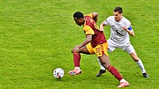 Kevin-Prince Milla v akci s míem proti Vykovu.