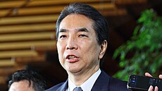 Japonský ministr zemdlství Taku Etó hovoí s novinái poté, co podal...