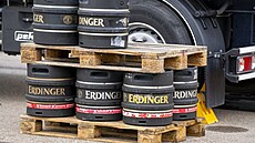 Sudy s pivem znaky Erdinger pipravené k distribuci zásilkovou slubou v...