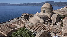 Vrchol Monemvasie je v souasné dob pístupný pouze po klikaté, 240 metr...