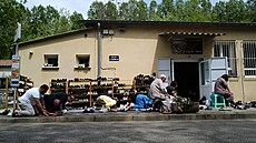 Muslimové se modlí ped meitou ve francouzské obci La Grand-Combe (2. kvtna...