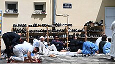 Muslimové se modlí ped meitou ve francouzské obci La Grand-Combe (2. kvtna...