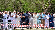 Muslimové se modlí ped meitou ve francouzské obci La Grand-Combe (2. kvtna...