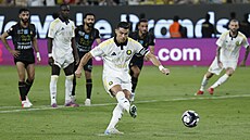 Cristiano Ronaldo v dresu an-Nasru promuje penaltu v zápase saúdskoarabské...