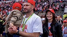 Slávistický branká Ondej Kolá se synem a manelkou Janou, dcerou Jaroslava...