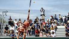 Marie Bouzková servíruje ve druhém kole Roland Garros.