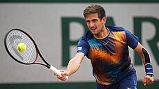 Vít Kopiva se natahuje po balonku ve druhém kole Roland Garros.