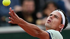 Nmec Daniel Altmaier servíruje ve druhém kole Roland Garros.
