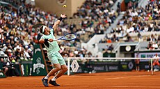 Norský tenista Casper Ruud servíruje ve druhém kole Roland Garros.