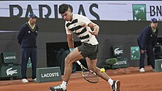 Obratný úder panla Carlose Alcaraze ve druhém kole Roland Garros
