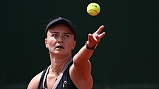 Barbora Krej�íková servíruje ve druhém kole Roland Garros.