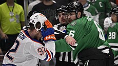 Vasilij Podkolzin z Edmontonu v roztrce s Lianem Bichselem.