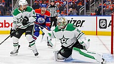 Jake Oettinger nastavuje vyráeku, sleduje ho obránce Cody Ceci.
